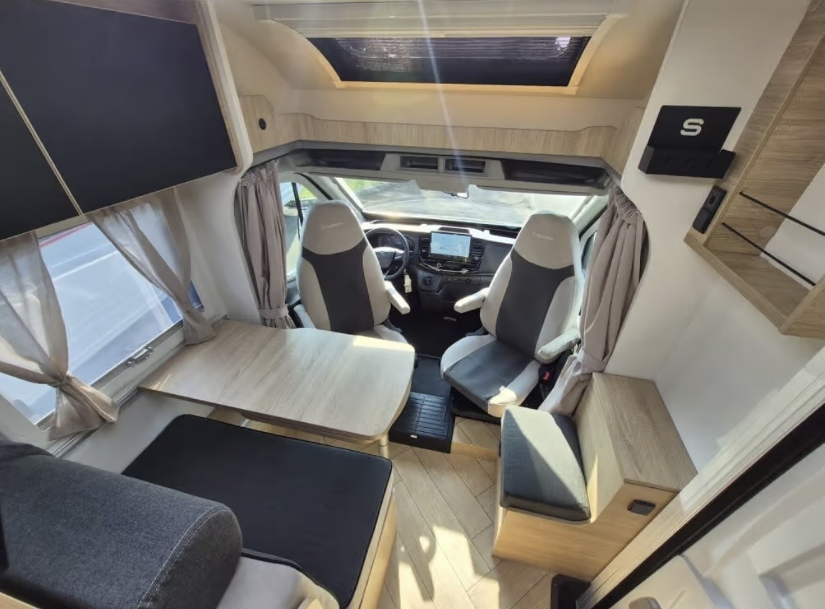 Przód wnętrza kampera Ford Chausson S514 Sport Line