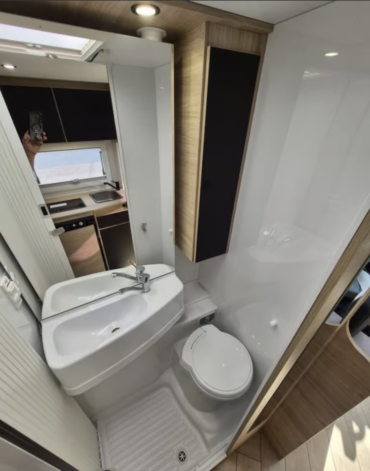 Łazienka kampera Ford Chausson S514 Sport Line