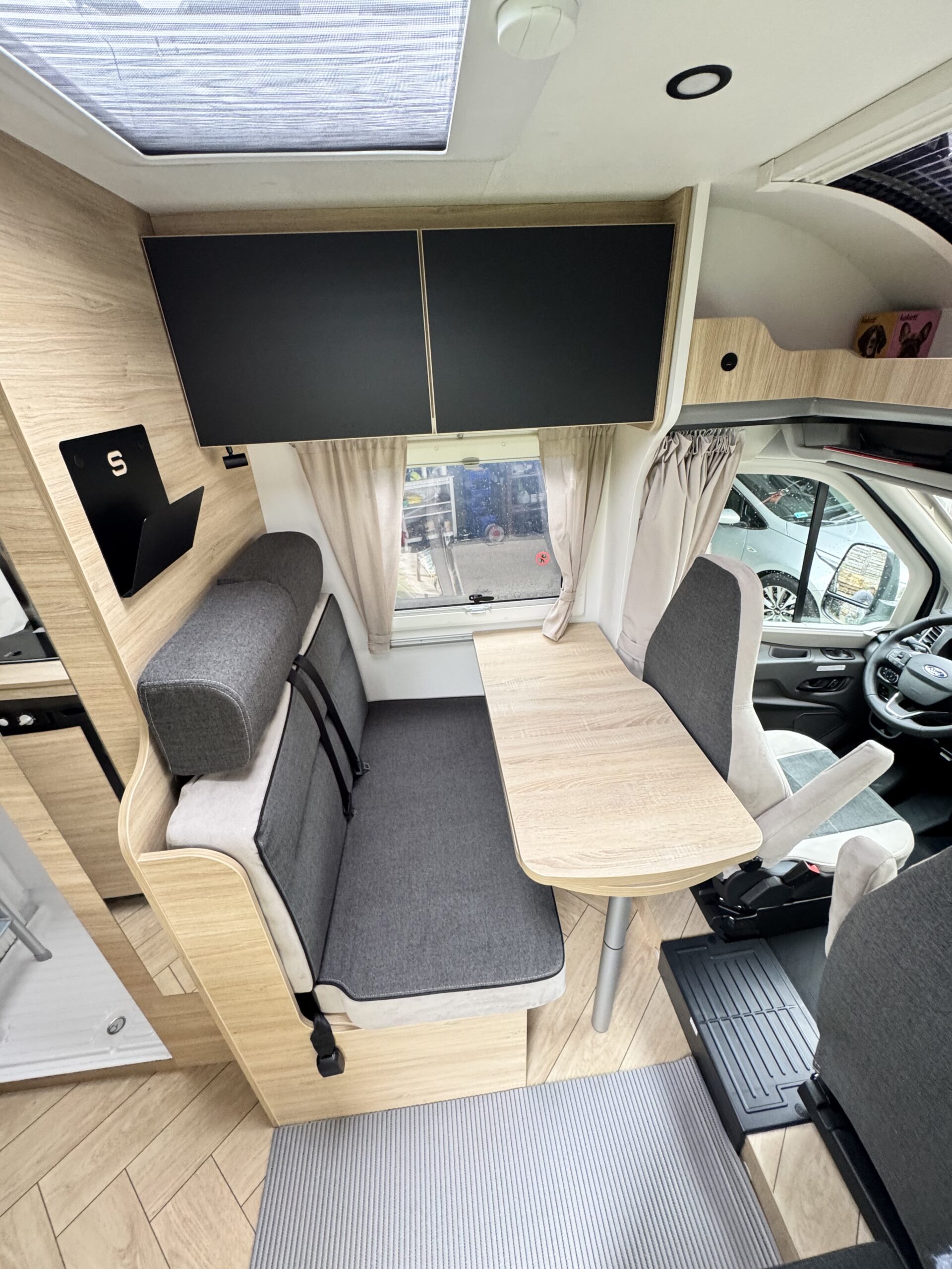 Front wejścia kampera Ford Chausson S514 Sport Line
